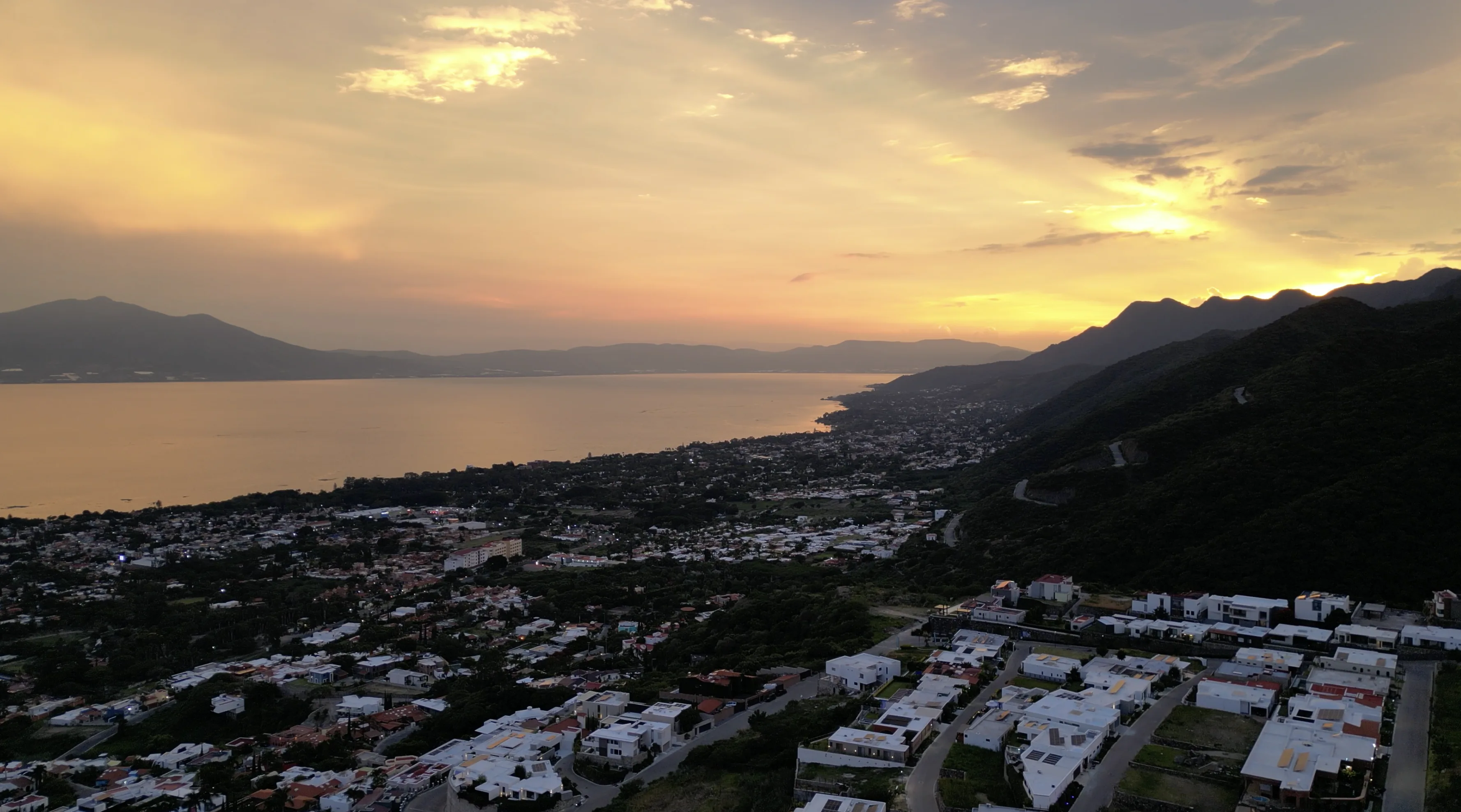Vista aérea del lago de Chapala al atardecer